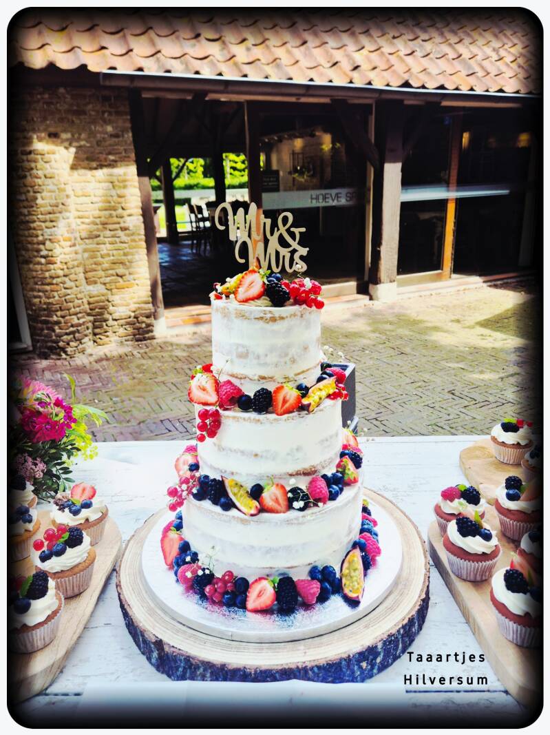 Heerlijke naked cake met lekker veel fruit  
