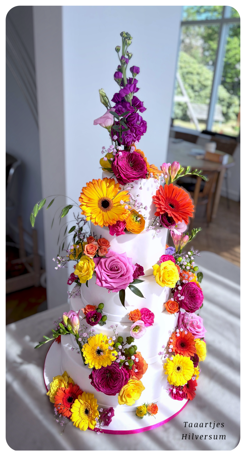 Kleurrijke Bruidstaart gedecoreerd met echte bloemen  Taaartjes Hilversum