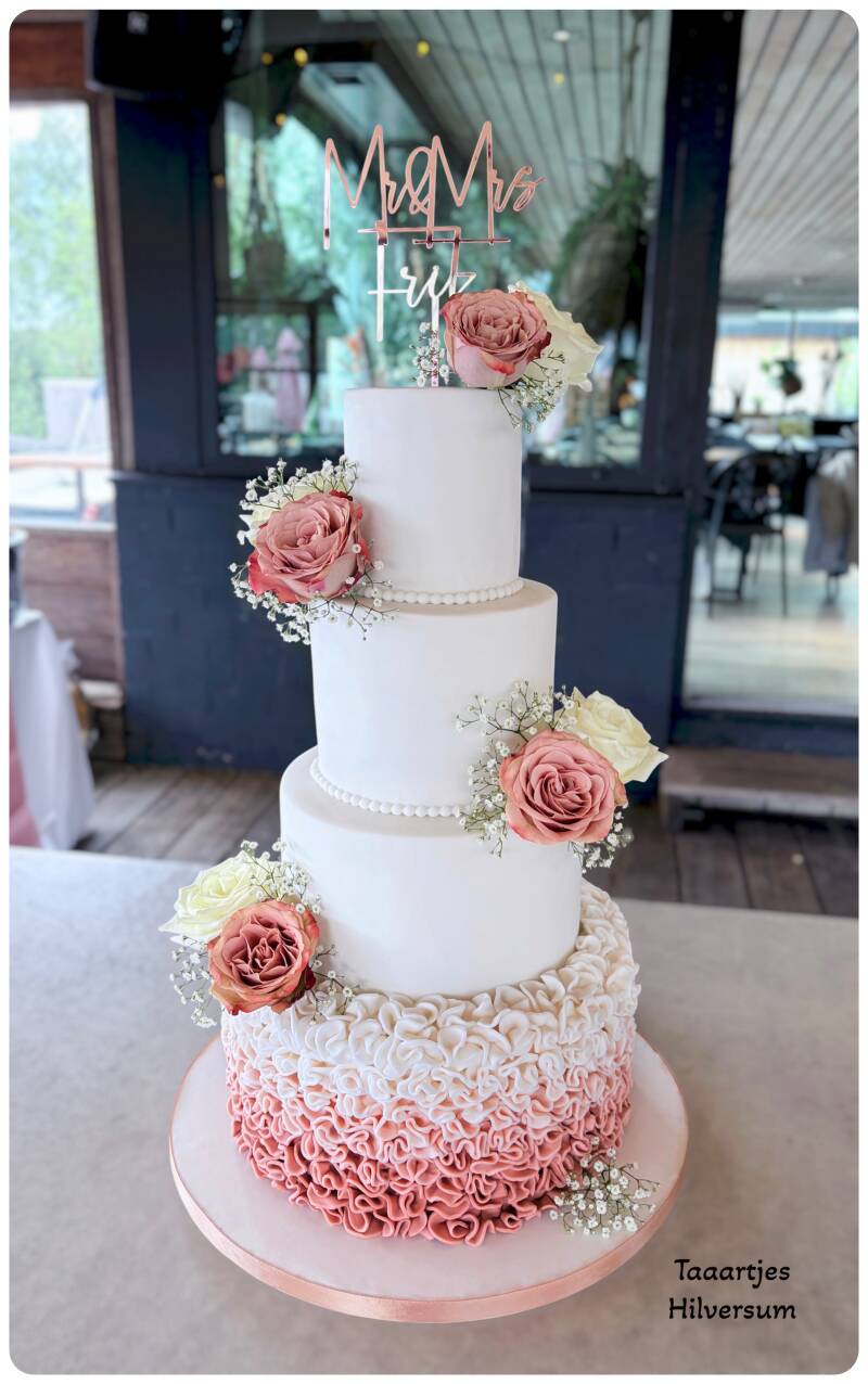Luxe Bruidstaart met ombre ruffles en beige en witte rozen - Taaartjes Hilversum