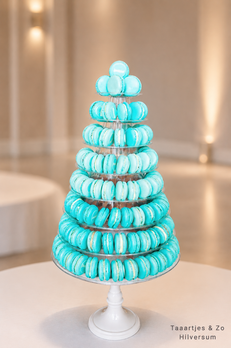 licht blauwe macarons op toren 