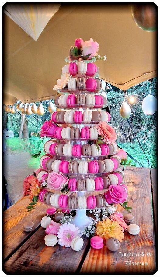 Macarontoren bruiloft met macarons in 3 kleuren en echte bloemen Taaartjes Hilversum