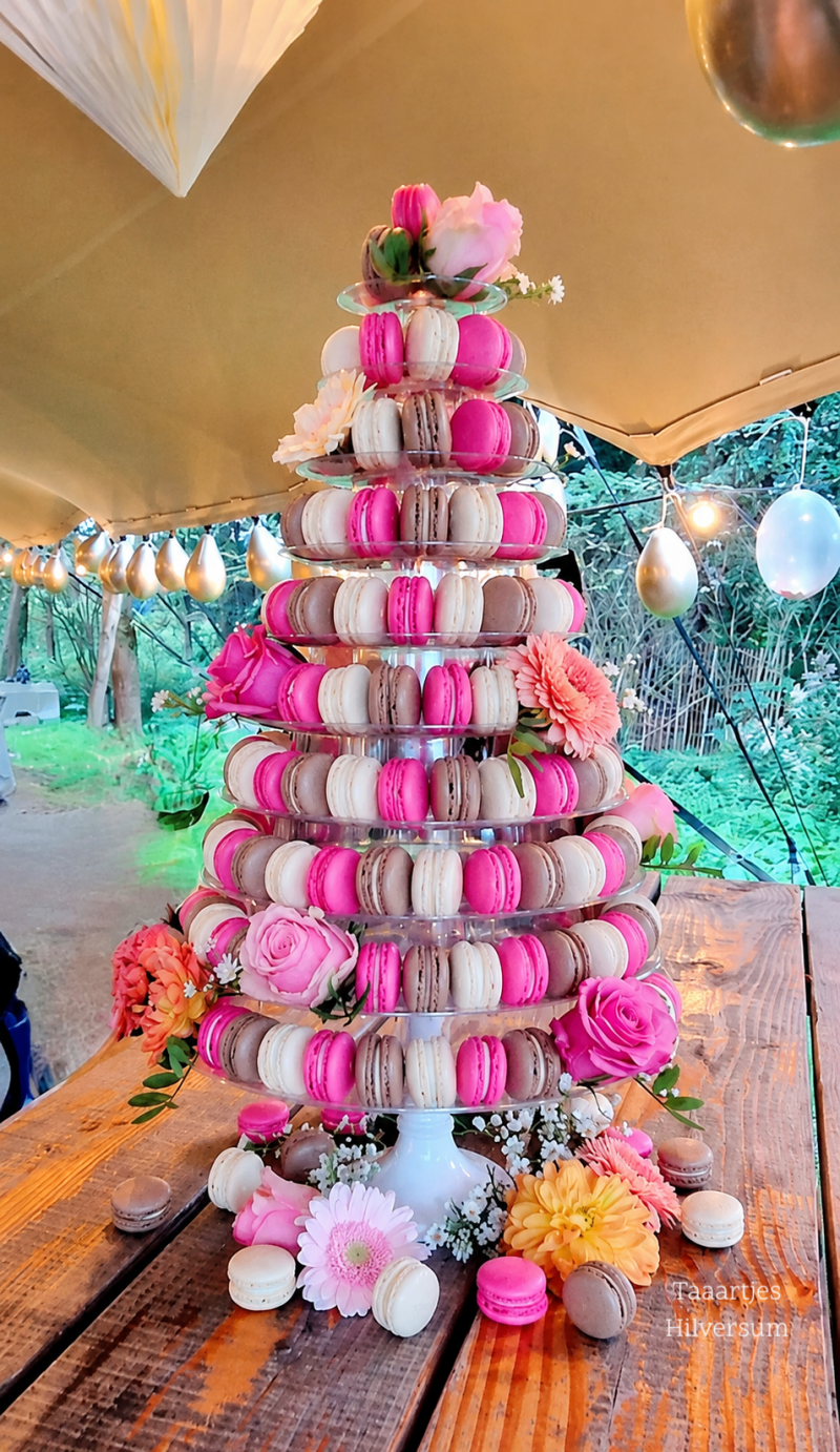 macarontoren met bloemen en macarons in fuchsia beige en wit