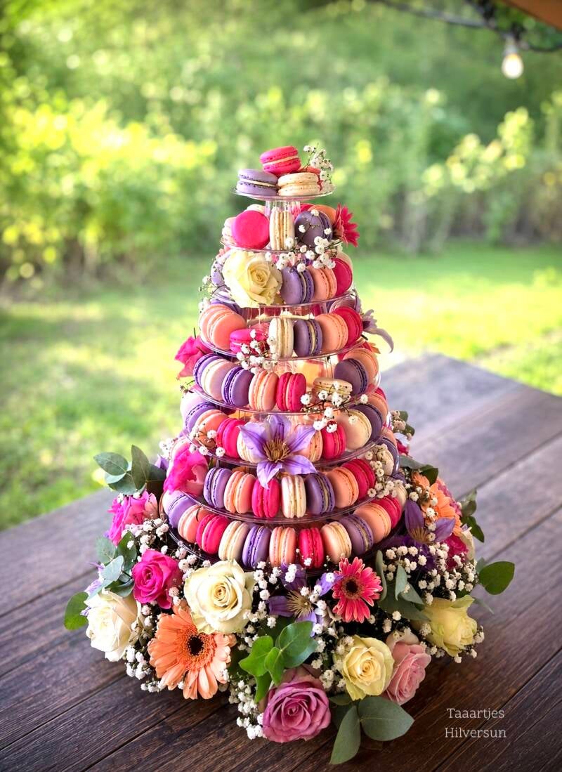 macarontoren met bloemen