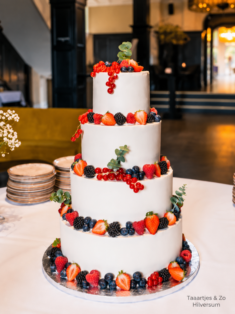 met creme afgesmeerde bruidstaart met vers fruit