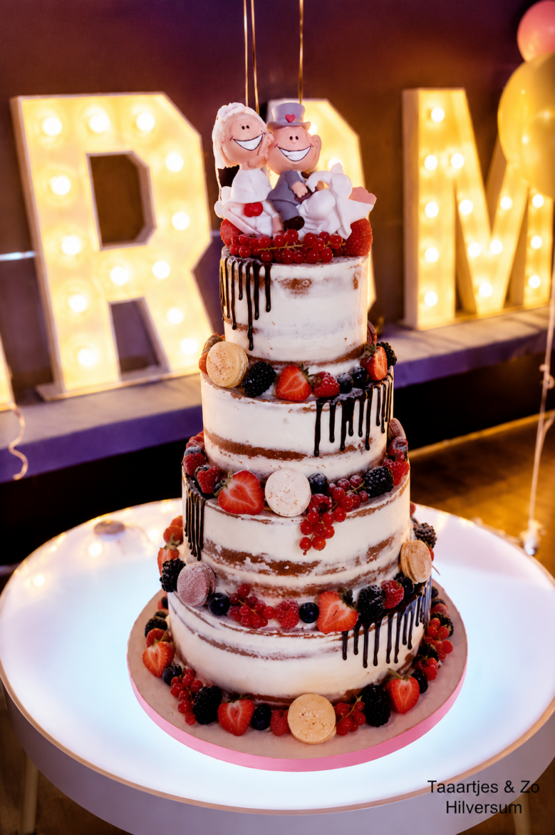 naked cake met choco drip macarons en fruit
