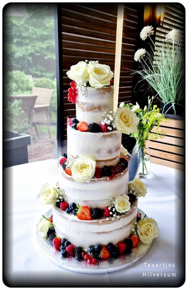 semi naked cake met witte rozen en vers fruit Hoeve Landzicht 