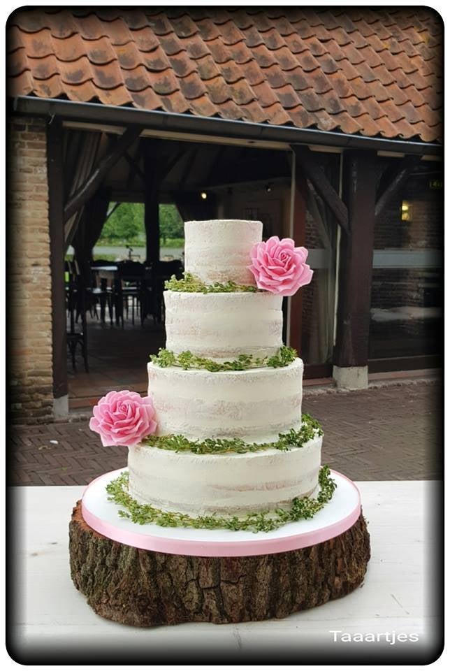4 laagse naked cake met handgemaakte rozen en citroentijm 