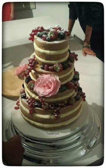 naked cake taart met verse grote bloemen 