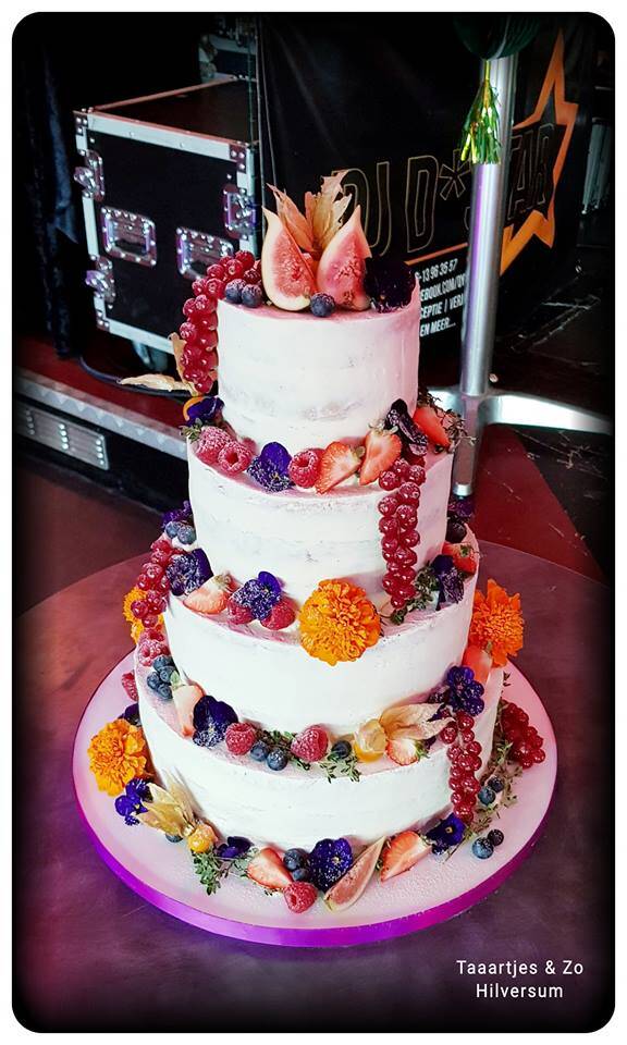 naked cake met heerlijk vers fruit en bloemen