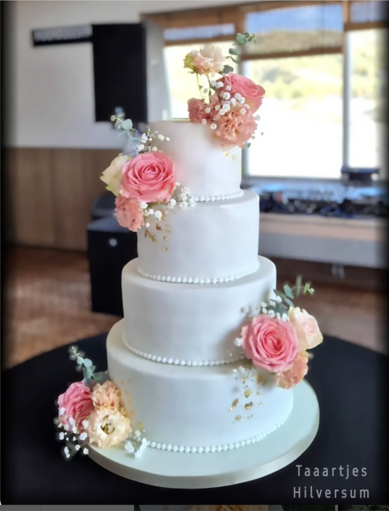 Witte licht ombre bruidstaart groen met bloemen Taaartjes Hilversum