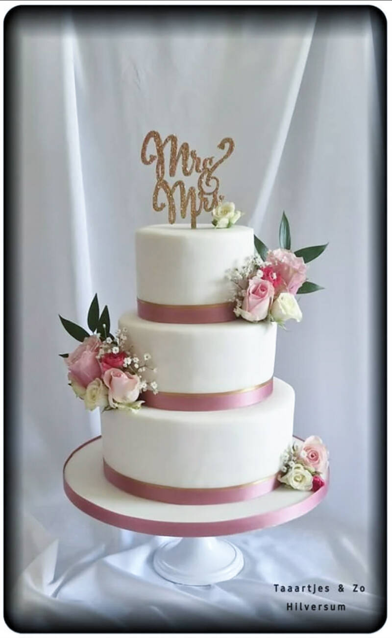 Klassieke bruidstaart met echte bloemen