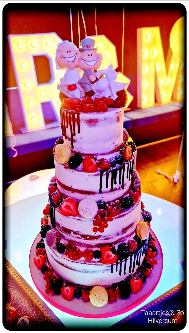 red velvet naked cake met chocolade drip en vers fruit Taaartjes Hilversum