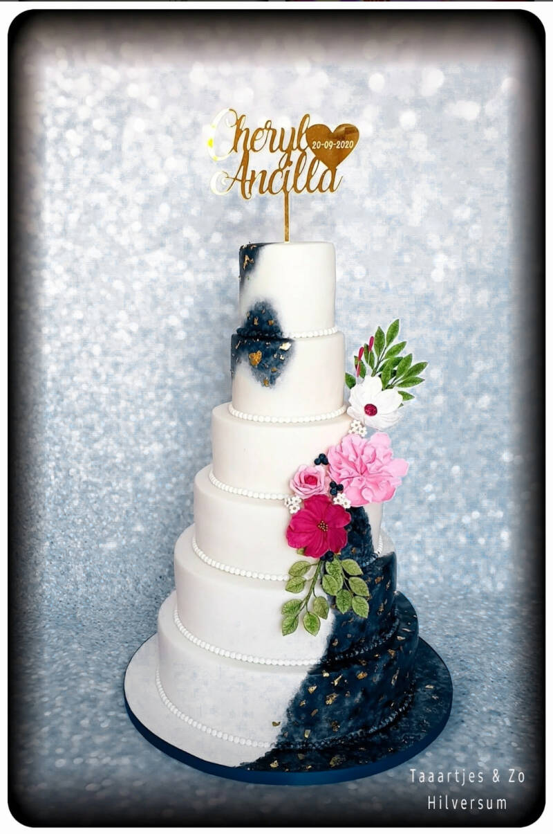 Grote fondant bruidstaart blauw goud wit met handgemaakte bloemen Kasteel de Hooge Vuursche  Hilversum