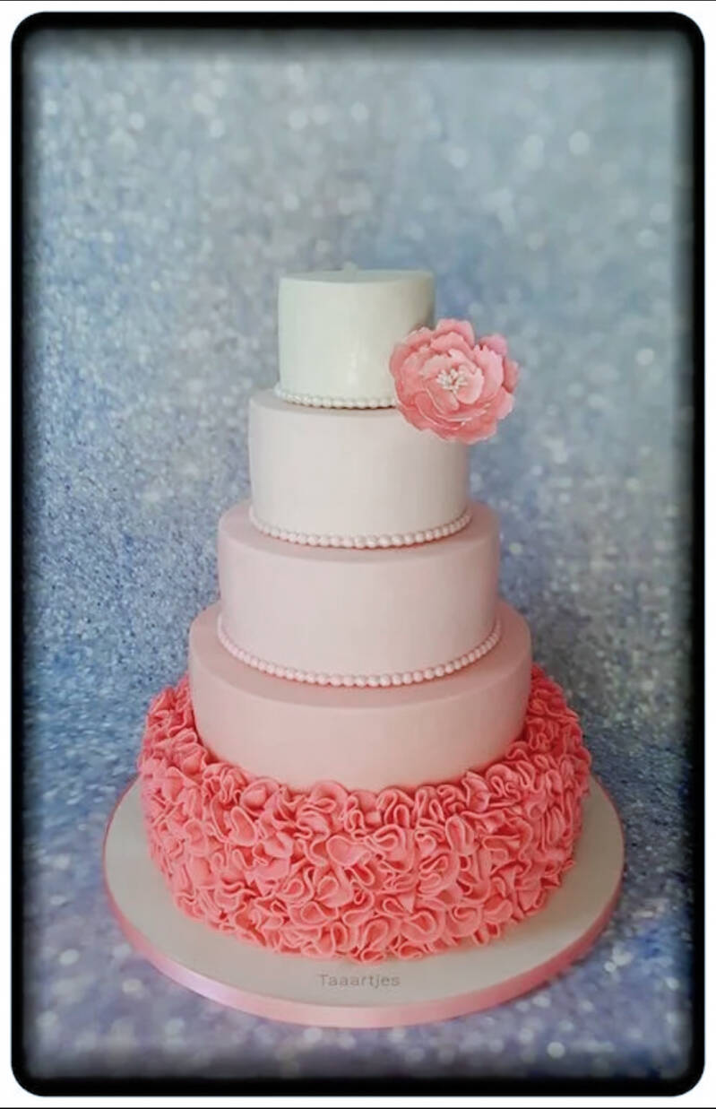 Ombre bruidstaart  rose gold accenten en ruffles