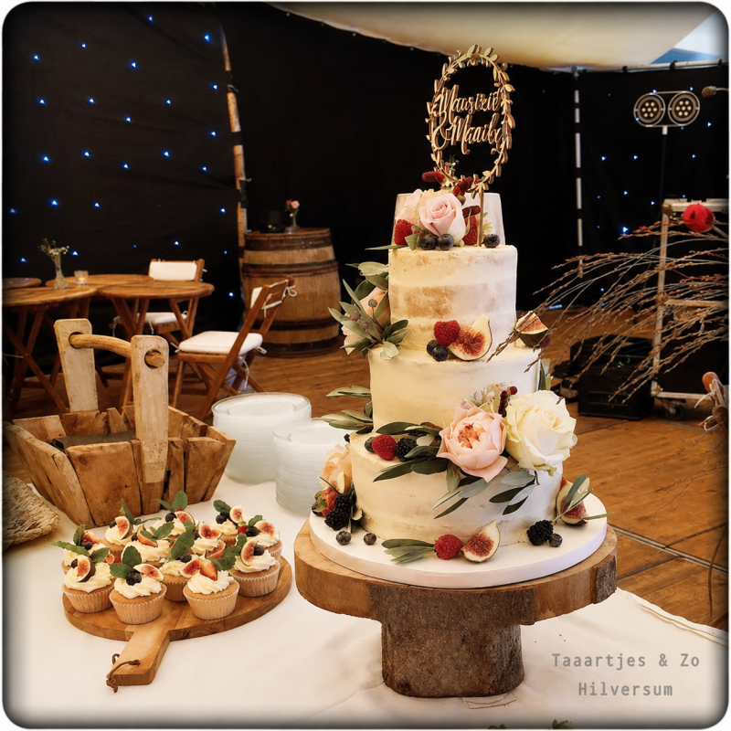 semi naked cake met cupcakes en vers fruit