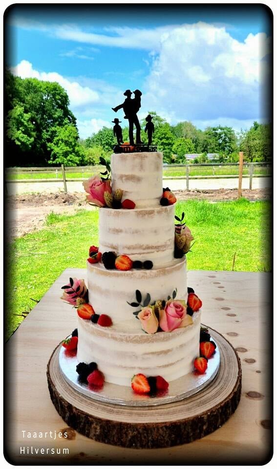 semi naked cake met vers fruit en zelfgemaakte taarttopper