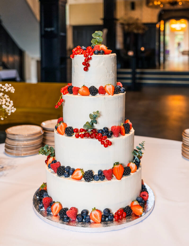 Bruidstaart creme en heerlijk vers fruit