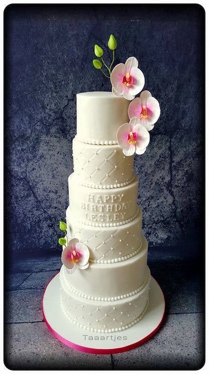 Hoge witte bruidstaart met  handgemaakte orchideeen / Wedding Cake orchids 
