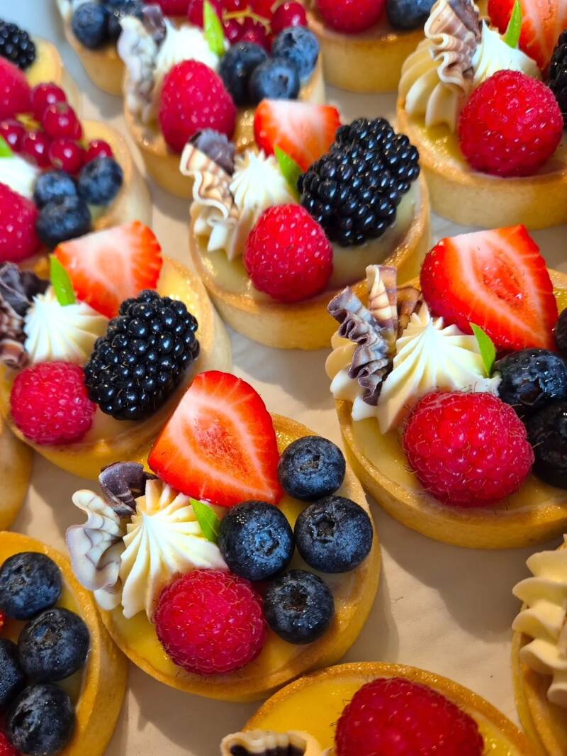 tartelettes banketbakkersroom met rood fruit