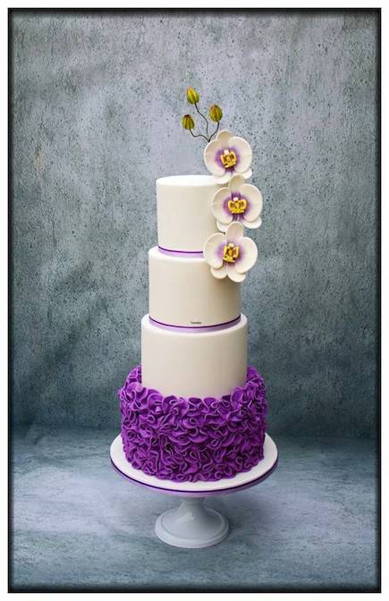 Witte hoge bruidstaart met handgemaakt orichideeen en ruffles Taaartjes Hilversum / white purple wedding cake orchids