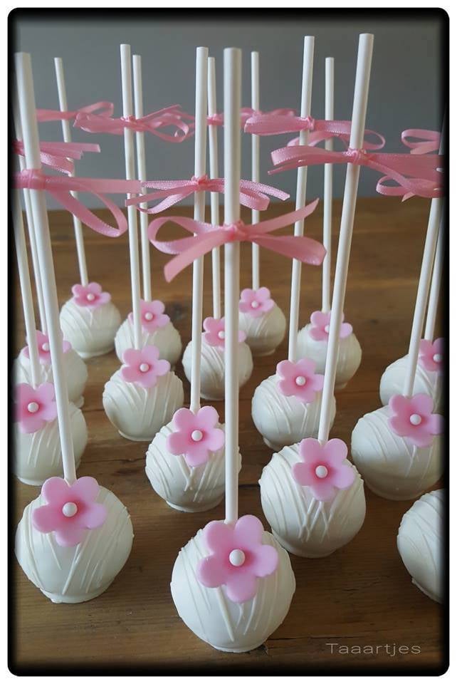 witte cakepops met roze bloemetje