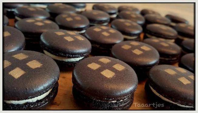 zwarte macarons met gouden logo