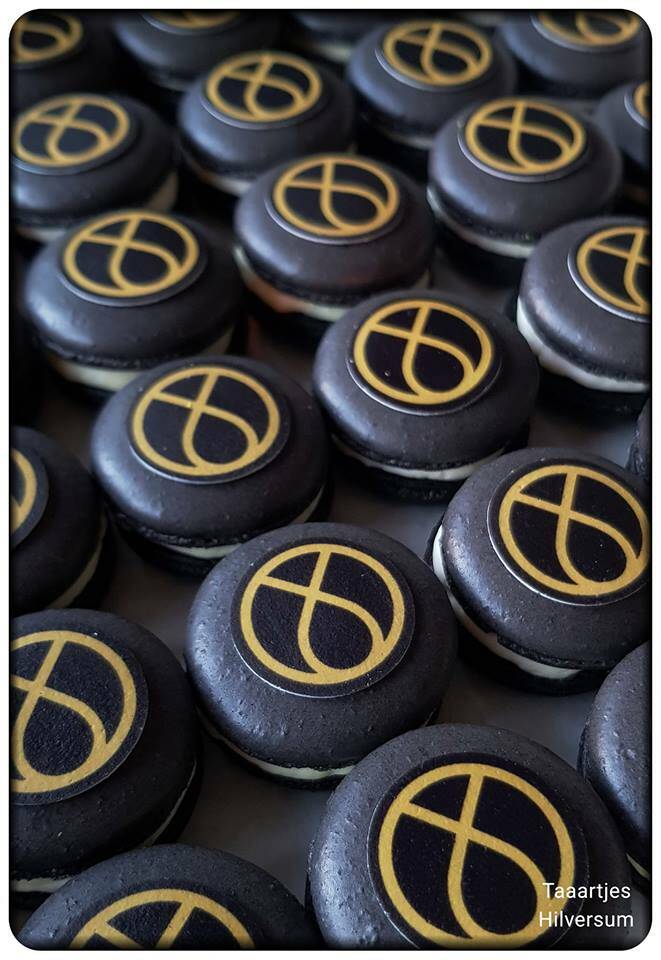 zwarte macarons met logo