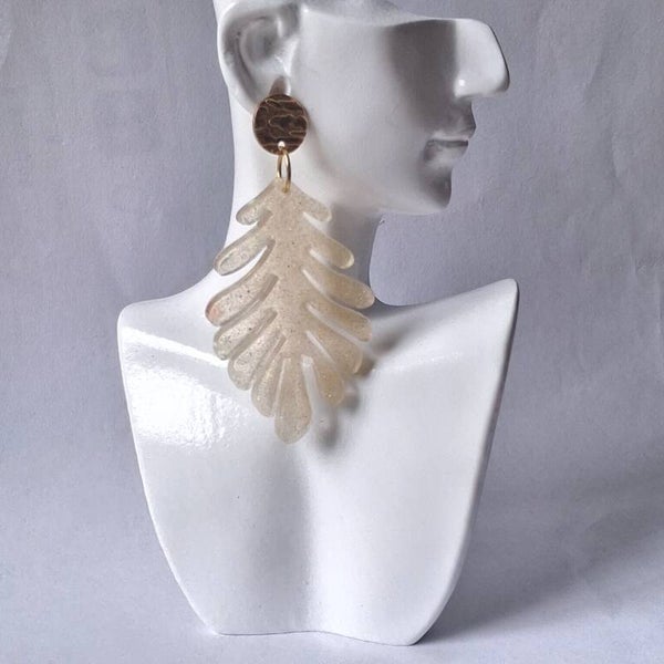 Boucles d’oreilles Feuilles Dorées Pailletées – Transparence lumineuse