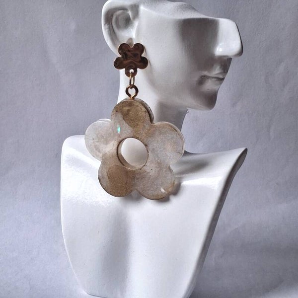 Boucles d’oreilles Fleurs Marbrées Dorées – Élégance lumineuse