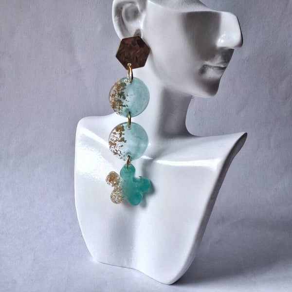 Boucles d’oreilles pendantes vertes et dorées