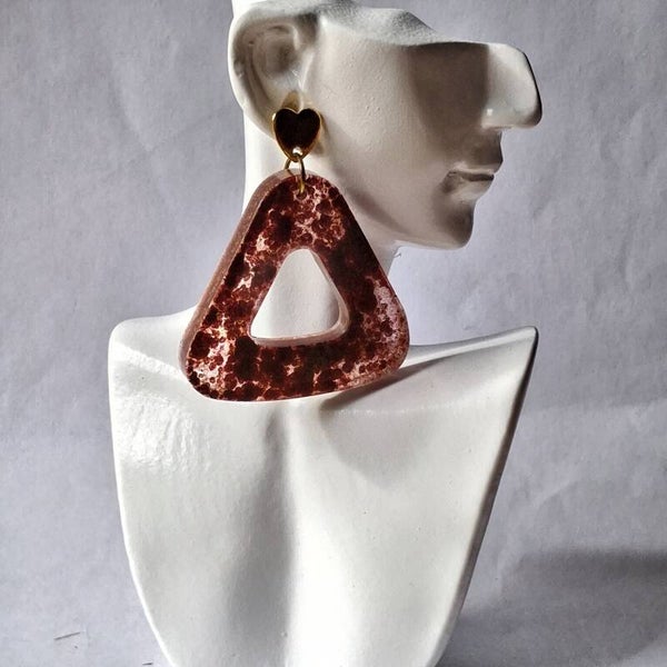Boucles d’oreilles Triangles Marbrés Marron Translucides – Élégance moderne