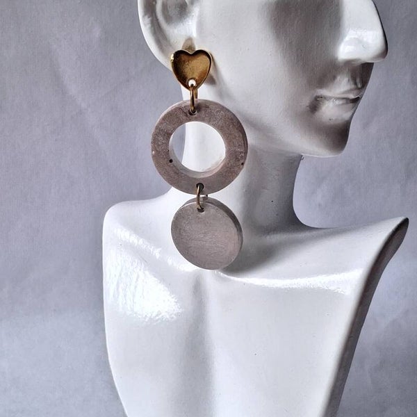 Boucles d’oreilles Pendantes Beiges – Élégance naturelle