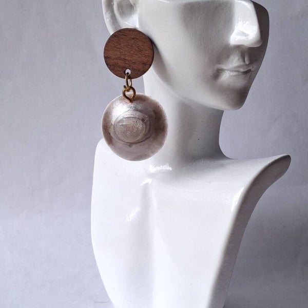 Boucles d’oreilles Demi-Sphères Tourbillons Marron – Élégance texturée