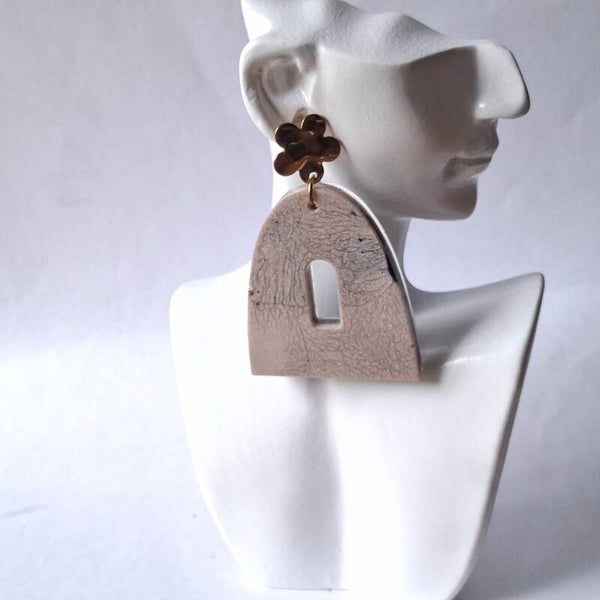 Boucles d’oreilles Craquelées Marron & Beige – Texture élégante