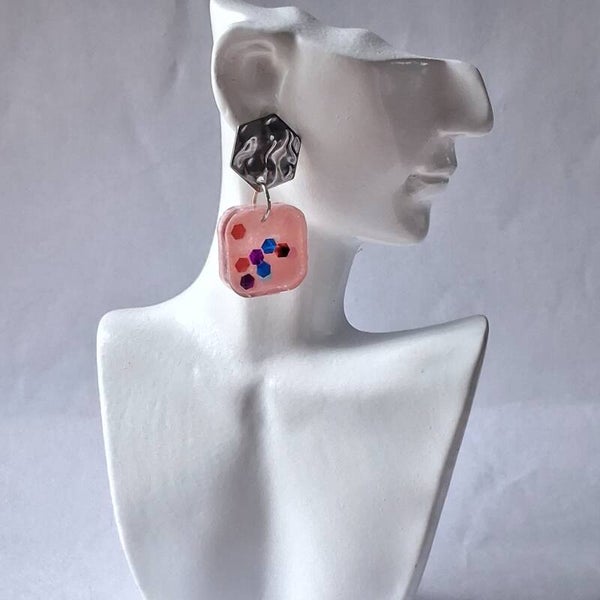 Boucles d’oreilles Carrés Roses – Inclusions Pailletées