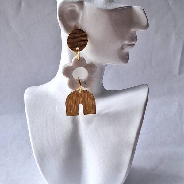 Boucles d’oreilles en résine - pendantes fleurs blanches nacrées