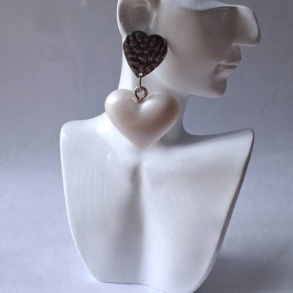 Boucles d’oreilles en résine - coeurs 3d blancs nacrés