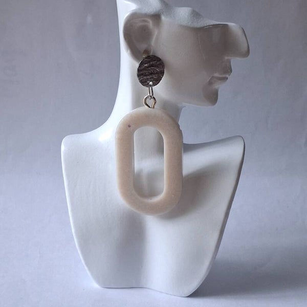 Boucles d’oreilles Ovales Blanches Nacrées – Élégance lumineuse