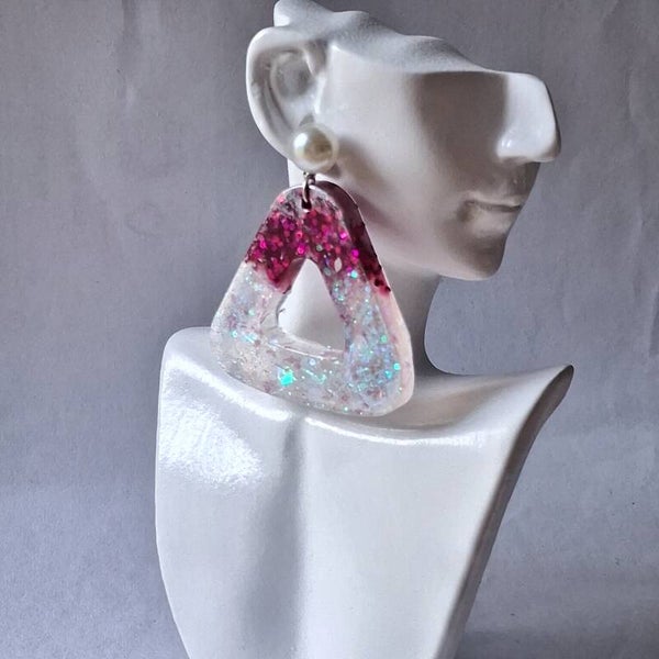 Boucles d’oreilles Triangle Blanc & Fuchsia Pailletés – Contraste lumineux