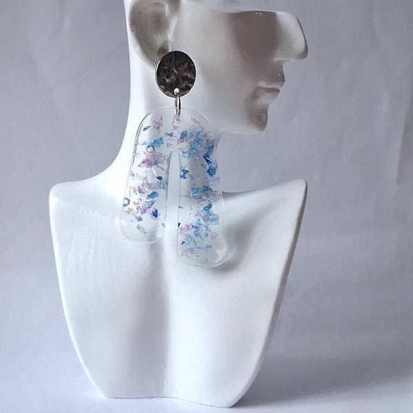 Boucles d’oreilles en résine - transparentes inclusions paillettes bleues