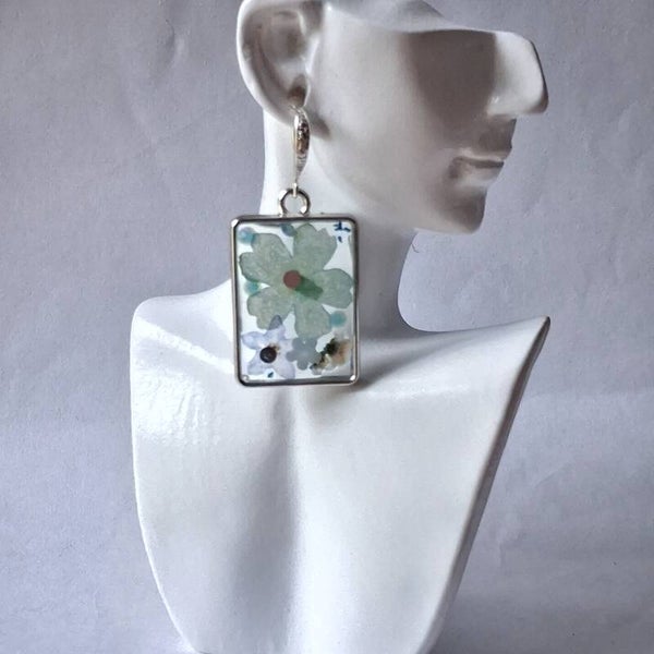 Boucles d’oreilles rectangle – fleurs séchées bleu pastel