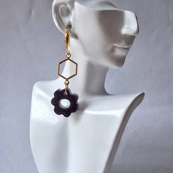 Boucles d’oreilles Fleurs Noires & pendant Hexagonale Dorée – Élégance graphique