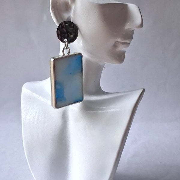Boucles d’oreilles Rectangles Blanc & Bleu – Élégance fraîche