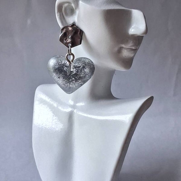 Boucles d’oreilles Cœur Translucide & Argenté – Éclat délicat