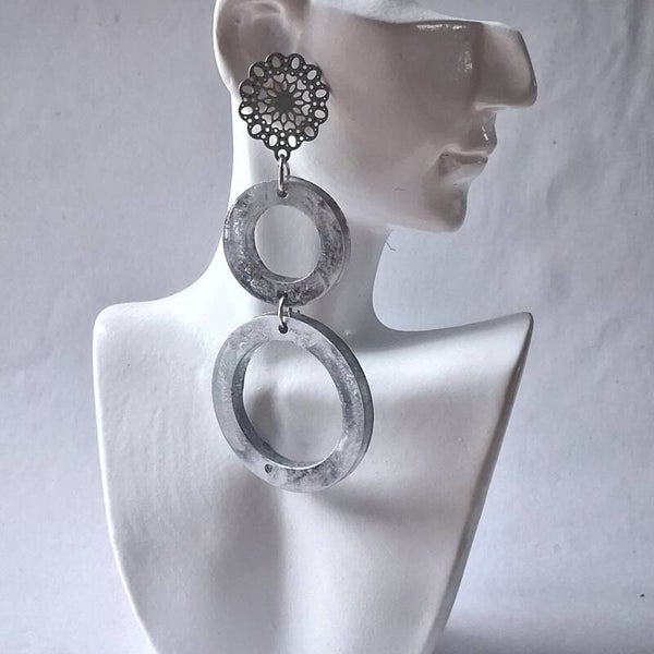 Boucles d’oreilles Anneaux gris Marbrés – Élégance sophistiquée