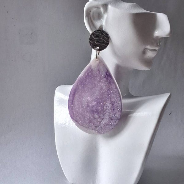 Boucles d’oreilles Gouttes Violettes Marbrées & Pailletées – Élégance lumineuse