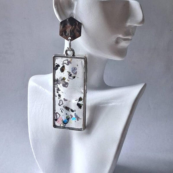 Boucles d’oreilles résine transparente aux éclats argentés
