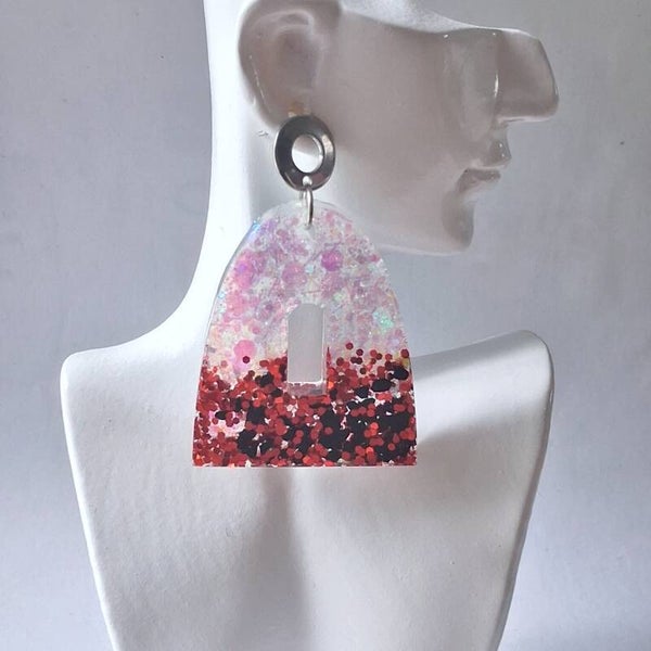 Boucles d’oreilles Blanc & Rouge Pailletées – Contraste lumineux