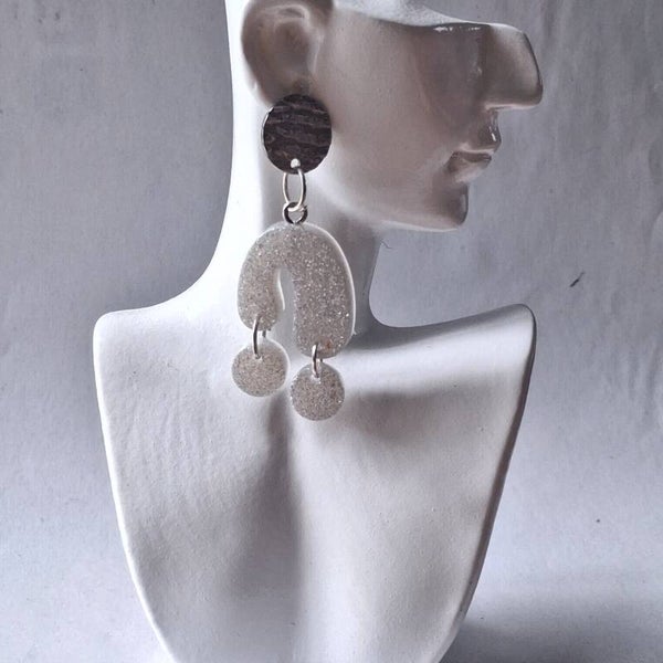 Boucles d’oreilles Pendantes Grises Pailletées – Élégance subtile