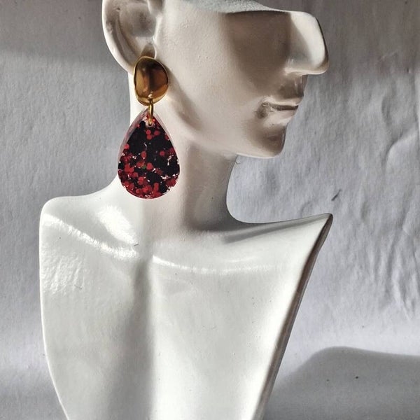 Boucles d’oreilles en résine - petites gouttes pailletées rouges